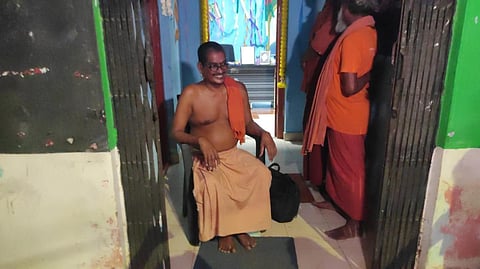 சூரியனார்கோவில் ஆதீனத்தை வெளியேற்றிய பொதுமக்கள்: மடத்துக்கு பூட்டு போட்டதால் பரபரப்பு
