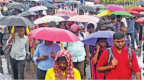 சென்னையில் நேற்று அதிகாலை முதல் மழை பெய்து வந்த நிலையில், சென்ட்ரல் ரயில் நிலையம் அருகே மழையில் குடைபிடித்தபடி நடந்து செல்லும் மக்கள்.