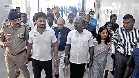 மருத்துவமனையில் நடந்த கத்திக்குத்து சம்பவத்தை தொடர்ந்து, ஆய்வு மேற்கொள்ள வந்த துணை முதல்வர் உதயநிதி ஸ்டாலின். உடன் அமைச்சர் மா.சுப்பிரமணியன் உள்ளிட்டோர்.