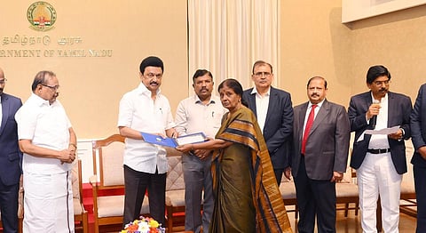 10 வழக்கறிஞர்களின் குடும்பங்களுக்கு தலா ரூ.10 லட்சம் நிதி: முதல்வர் வழங்கினார்