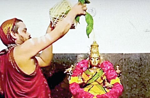 சென்னை கோடம்பாக்கம் மீனாட்சி கல்லூரி வளாகத்தில் உள்ள ஸ்ரீ சாரதாம்பாள் கோயில் கும்பாபிஷேகத்தில் பங்கேற்ற, சிருங்கேரி பீடத்தின் இளைய சங்கராச்சாரியார் ஸ்ரீ விதுசேகர பாரதி சுவாமிகள், ஸ்ரீ சாரதாம்பாளுக்கு மகா அபிஷேகம் செய்கிறார்.