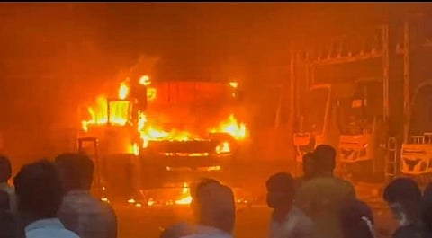 கரூரில் புதிதாக கூண்டு கட்டிவரும் தனியார் பஸ்ஸில் தீ விபத்து - தொழிலாளி உயிரிழப்பு