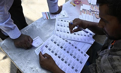 வாக்காளர் பட்டியலில் இறந்தவர்கள், இடம் மாறியவர்கள் பெயர்களை நீக்கக்கோரி வழக்கு: தேர்தல் ஆணையம் பதிலளிக்க உத்தரவு