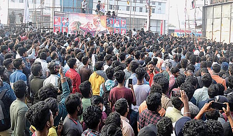 ‘கடவுளே... அஜித்தே...’ - தெறிக்கவிடும் ‘தல’ ரசிகர்கள்!