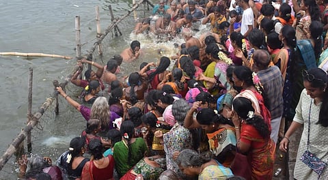 ஐப்பசி கடை முழுக்கு: கும்பகோணம் நாகேஸ்வரர் கோயில் பஞ்சமூர்த்திகள் தீர்த்தவாரி