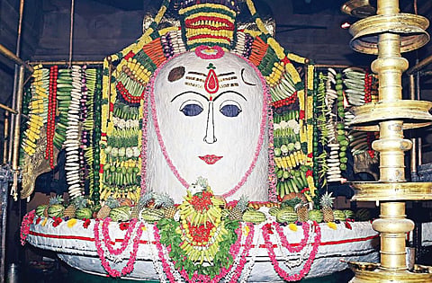 ஐப்பசி மாத பவுர்ணமியை முன்னிட்டு, தஞ்சாவூர் பெரிய கோயிலில் பெருவுடையாருக்கு நேற்று நடைபெற்ற அன்னாபிஷேகம்.