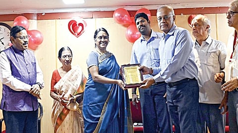 வி.எச்.எஸ். பன்னோக்கு மருத்துவமனை ரத்த மையத்தின் முன்னாள் இயக்குநர் ஜெ.பாலசுப்ரமணியத்தின் நினைவு நாள் நிகழ்ச்சி சென்னை தரமணியில் நேற்று நடந்தது. இதில், வி.எச்.எஸ் மருத்துவமனையுடன் சேர்ந்து ரத்த தான முகாம்கள் நடத்திய நிறுவனங்களை எம்ஜிஆர் மருத்துவ பல்கலைக்கழகத்தின் முன்னாள் துணைவேந்தர் சுதா சேஷய்யன் கவுரவித்தார். மருத்துவமனை இயக்குநர் யுவராஜ் குப்தா, நிர்வாக அறங்காவலர் ஆர்.ராஜகோபால், வி.எச்.எஸ் ரத்த மையத்தின் தலைமை நிர்வாக அதிகாரி பி.அத்மநாதன், ரத்தவியலாளர் டாக்டர் ரேவதி ராஜ் உள்ளிட்டோர் உடனிருந்தனர் 		                	                     	                          படம் : ம.பிரபு