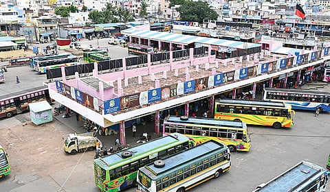 ‘ரியல் எஸ்டேட் முதலாளிக்காக பேருந்து நிலையத்தை மாத்துறாங்க!’ - ஆத்திரப்படும் மக்கள்... அடக்கி வாசிக்கும் அமைச்சர்