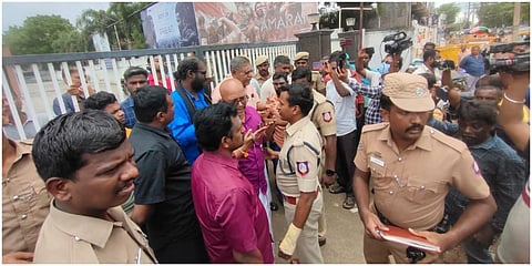 நெல்லையில் பெட்ரோல் குண்டு வீசப்பட்ட திரையரங்கை பார்வையிட வந்த இந்து முன்னணி அமைப்பினரை போலீஸார் முன்னெச்சரிக்கை நடவடிக்கையாக கைது செய்துள்ளனர்.
