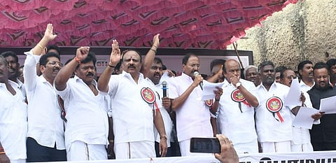 மதுரையில் அதிமுக ஆர்பாட்டம் | படங்கள்: எஸ்.கிருஷ்ணமூர்த்தி.