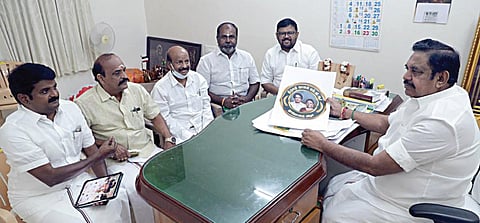 ஜானகி நூற்றாண்டு விழாவுக்கான ஏற்பாடுகள் குறித்து நிர்வாகிகளுடன் அதிமுக பொதுச்செயலாளர் பழனிசாமி ஆலோசனை நடத்தினார்.