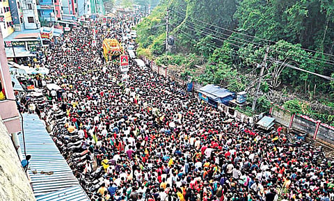 ஆந்திராவின் அன்னாவரத்தில் உள்ள சத்யநாராயணர் கோயில் கிரிவலத்தில் பங்கேற்ற பக்தர்கள்.