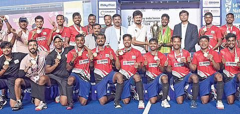 14-வது தேசிய சீனியர் ஹாக்கியில் சாம்பியன் பட்டம் வென்ற ஒடிசா அணிக்கு தமிழக துணை முதல்வர் உதயநிதி ஸ்டாலின் கோப்பையை வழங்கினார்.