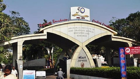 வார விடுமுறை இல்லை, பல மணிநேர பணி: தவிக்கும்  பயிற்சி மருத்துவர்கள்- குறைகளை தீர்க்குமா ஜிப்மர்?