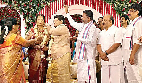 சென்னை, நீலாங்கரையில் விசிக துணை பொதுச்செயலாளர் எஸ்.எஸ்.பாலாஜி எம்எல்ஏ-வின் மகன் திருமண விழா, கட்சியின் தலைவர் திருமாவளவன் தலைமையிலும், அமைச்சர் தா.மோ.அன்பரசன் முன்னிலையிலும் நேற்று நடைபெற்றது. அமைச்சர்கள், நாடாளுமன்ற உறுப்பினர்கள், சட்டப்பேரவை உறுப்பினர்கள் பங்கேற்று மணமக்களுக்கு வாழ்த்து தெரிவித்தனர்.