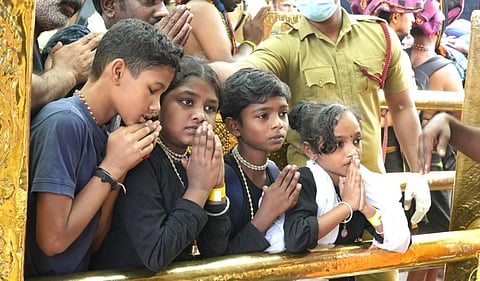 சபரிமலை ஐயப்பன் கோயில் சிறப்பு பாதையில் சென்று இன்று காலையில் ஐயப்பனை தரிசனம் செய்த குழந்தைகள்.