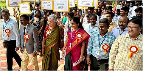 உலக நுண்ணுயிர் எதிர்ப்பு விழிப்புணர்வு வாரத்தை ஒட்டி சென்னை அண்ணா பல்கலைக்கழக விழிப்புணர்வு பேரணியில் விஞ்ஞானி சவுமியா சுவாமிநாதன் கலந்துகொண்டார் | படம்: ஆர்.ரகு