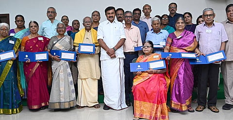 க.ப.அறவாணன், கவிஞர் கா.வேழவேந்தன் உள்ளிட்ட தமிழறிஞர்கள் 9 பேர் நூல்கள் நாட்டுடைமை: வாரிசுகளுக்கு உரிமை தொகை