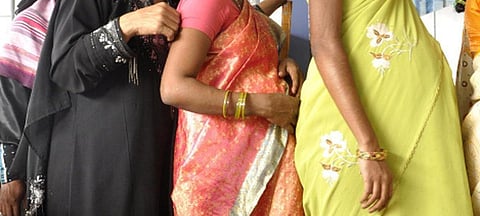 முத்துலட்சுமி ரெட்டி மகப்பேறு திட்ட முறைகேட்டை தடுக்க அரசு ஆரம்ப சுகாதார நிலையங்களில் க்யூஆர் ஸ்கேன் மூலம் விழிப்புணர்வு