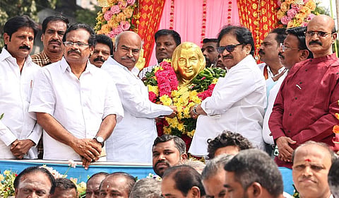 முன்னாள் பிரதமர் இந்திராகாந்தி 107-வது பிறந்த நாள்: தலைவர்கள் மலர்தூவி மரியாதை; உறுதிமொழி ஏற்பு