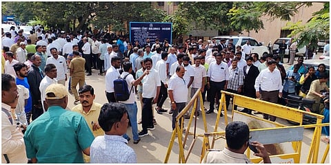 ஓசூரில் நீதிமன்ற நுழைவாயில் பகுதியில் வழக்கறிஞரை வெட்டிக் கொலை செய்ய முயன்ற சம்பவம் அந்தப் பகுதியில் பரபரப்பை ஏற்படுத்தியுள்ளது.