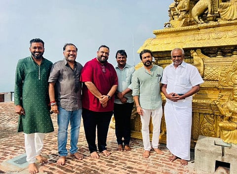 சோளிங்கர் நரசிம்ம சுவாமி கோயில் நடிகர் சூர்யா மற்றும் இயக்குநர் சிவா தரிசனம் செய்தனர்.