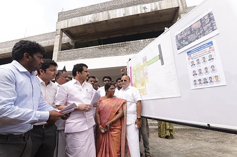 கோவை ஆர்.எஸ்.புரத்தில் மாதிரிப் பள்ளிக்கான விடுதி கட்டும் பணி குறித்து இன்று ஆய்வு செய்த அமைச்சர் செந்தில்பாலாஜி. | படம்: ஜெ.மனோகரன்.