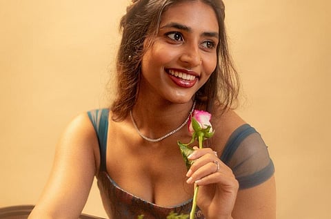 மலர் கொண்ட பெண்மை... 'காந்தாரா’ சப்தமி கவுடா க்ளிக்ஸ்!