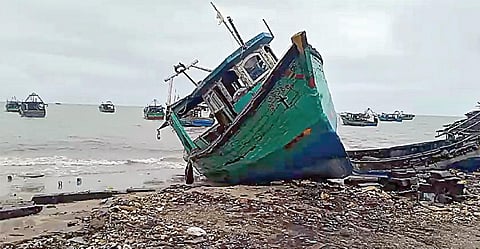 ராமேசுவரம் மண்டபம் பகுதியில் சூறைக்காற்றால் சேதமடைந்த படகு.