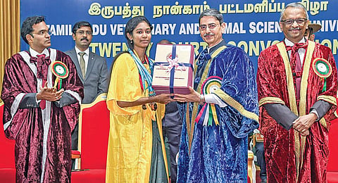 தமிழ்நாடு கால்நடை மருத்துவ அறிவியல் பல்கலைக்கழகத்தின் 24-வது பட்டமளிப்பு விழா, சென்னையில் நேற்று நடைபெற்றது. இதில், பல்கலைக்கழகத்தின் வேந்தரும், தமிழக ஆளுநருமான ஆர்.என்.ரவி மாணவ, மாணவிகளுக்கு பட்டங்களை வழங்கினார். பல்கலைக்கழகத்தின் துணைவேந்தர் க.ந.செல்வகுமார், பெங்களூரு குடிநீர் வழங்கல் மற்றும் கழிவு நீரகற்று வாரியத்தின் தலைவர் வி.ராம்பிரசாத் மனோகர் உடன் உள்ளனர்.படம்: ம.பிரபு