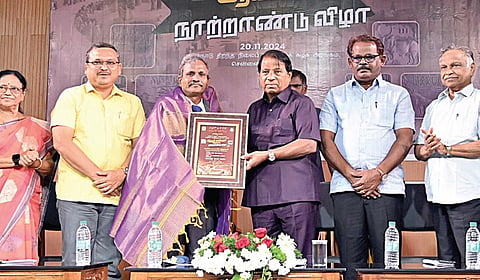 தமிழியக்கம், தமிழ்நாடு திறந்தநிலை பல்கலைக்கழக தமிழியல் மற்றும் பண்பாட்டுப்புலம் சார்பில் சிந்து சமவெளி
ஆய்வு நூற்றாண்டு விழா கருத்தரங்கம் நேற்று நடைபெற்றது. இதில், பல்கலைக்கழக துணைவேந்தர்
எஸ்.ஆறுமுகத்துக்கு, விஐடி பல்கலைக்கழக வேந்தர் ஜி.விசுவநாதன் பொன்னாடை அணிவித்து நினைவுப் பரிசு வழங்கினார். உடன், மத்திய தொல்லியல் துறை இயக்குநர் கே.அமர்நாத் ராமகிருஷ்ணா, கல்வெட்டு ஆய்வாளர் ஆ.பத்மாவதி, பேராசிரியர் சு.பாலசுப்பிரமணியன் மற்றும் தமிழியக்கம் அமைப்பின் நிர்வாகிகள், வரலாற்று ஆய்வாளர்கள் உள்ளனர். | படம்: எஸ்.சத்தியசீலன் |