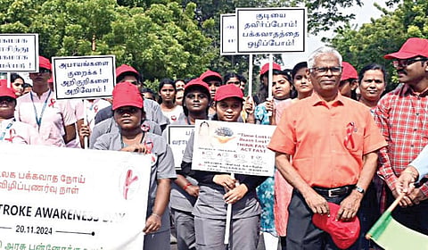 உலக பக்கவாத நோய் தடுப்பு விழிப்புணர்வு தினத்தையொட்டி, சென்னை
அண்ணா சாலையில் உள்ள ஓமந்தூரார் அரசு பன்னோக்கு உயர் சிறப்பு மருத்துவமனையில் நடந்த விழிப்புணர்வு பேரணியில் மருத்துவமனை இயக்குநர் ஆர்.மணி, நரம்பியல் சிகிச்சைப் பிரிவு துறை தலைவர் ஆர்.எம்.பூபதி, மருத்துவர்கள், செவிலியர் மாணவிகள் பங்கேற்றனர்.