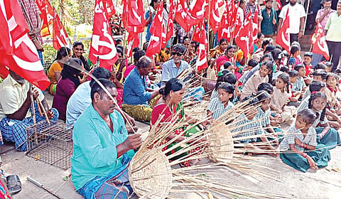 மலைக்குறவர் இன மக்கள் பழங்குடி இனச் சான்றிதழ் கேட்டு நேற்று பொன்னேரி சார் ஆட்சியர்  அலுவலகம் முன்பு  மூங்கில் கூடைகள் முடைந்து  நூதன போராட்டத்தில் ஈடுபட்டனர்.