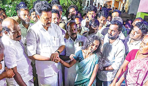 கொலை செய்யப்பட்ட ஆசிரியை ரமணியின் உடலுக்கு அஞ்சலி செலுத்தி, அவரது தாயாருக்கு ஆறுதல் கூறிய அமைச்சர் அன்பில் மகேஸ் பொய்யாமொழி. உடன், அமைச்சர் கோவி.செழியன் உள்ளிட்டோர்.