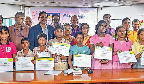 ‘கண்காணிப்பு விழிப்புணர்வு வாரம் 2024’ முன்னிட்டு, பள்ளி மாணவர்கள் மற்றும் ஆசிரியர்களுக்கான போட்டியை இந்தியன் வங்கி மற்றும் ‘இந்து தமிழ் திசை’ நாளிதழ் இணைந்து நடத்தியது. போட்டியில் வெற்றி பெற்றவர்களுக்கு பரிசளிப்பு விழா சென்னையில் நேற்று நடைபெற்றது. இதில், பங்கேற்ற இந்தியன் வங்கியின் கள பிரிவு துணை பொது மேலாளர் சந்திர பிரகாஷ், தலைமை மேலாளர் (கண்காணிப்பு) சசிரேகா, இந்து தமிழ் திசை நாளிதழின் விளம்பர பிரிவு மண்டல மேலாளர் கே.வடிவேல், போட்டியில் வெற்றி பெற்ற பள்ளி ஆசிரியர்கள் மற்றும் மாணவர்கள். | படம்: எஸ்.சத்தியசீலன் |