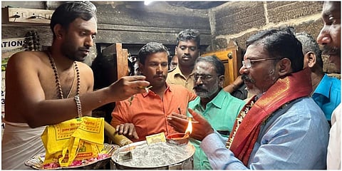 பழநி புலிப்பாணி ஆசிரமத்தில் விசிக தலைவர் திருமாவளவன்  சுவாமி தரிசனம் செய்தார்.