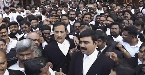 ஓசூரில் வழக்கறிஞர் மீதான தாக்குதலைக் கண்டித்து சென்னை உயர் நீதிமன்ற நுழைவாயில் பகுதியில் திரண்ட வழக்கறிஞர்கள் சாலை மறியல் போராட்டத்தில் ஈடுபட்டனர்.