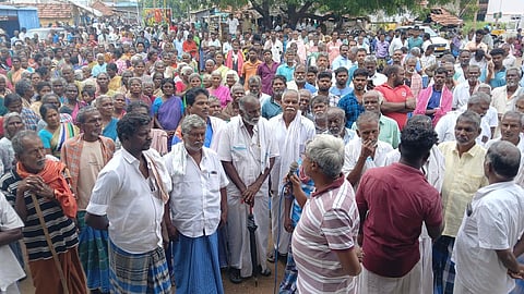 மதுரை அரிட்டாபட்டியில் டங்ஸ்டன் கனிம சுரங்கம் அமைக்க எதிர்ப்பு தெரிவித்து கூடிய கிராம மக்கள். | படம்: எஸ்.கிருஷ்ணமூர்த்தி.