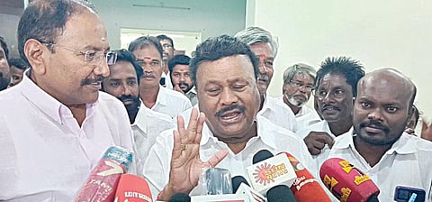நாகையில் செய்தியாளர்களுக்கு நேற்று பேட்டியளித்த அதிமுக முன்னாள் அமைச்சர் திண்டுக்கல் சினிவாசன்.