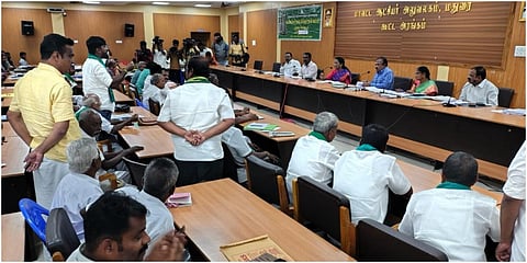 மதுரை ஆட்சியர் அலுவலகத்தில் நடந்த குறைதீர்க்கும் கூட்டத்தில் டங்ஸ்டன் சுரங்க ஏலத்தை ரத்து செய்யக் கோரி விவசாயிகள்  கோரிக்கை விடுத்தனர் | படம்: எஸ்.கிருஷ்ணமூர்த்தி.