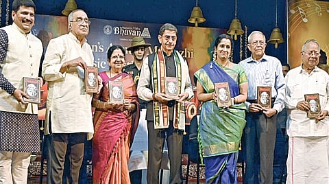 மயிலாப்பூரில் உள்ள பாரதிய வித்யா பவனின் வருடாந்திர மார்கழி இசை விழாவை, ஆளுநர் ஆர்.என்.ரவி 
நேற்று தொடங்கி வைத்து ‘கதா கலாஷேபம்’ என்ற நூலை வெளியிட்டார். அருகில் நூலாசிரியர் பிரமிளா குருமூர்த்தி, இசைக் கலைஞர் விசாக ஹரி, பாரதிய வித்யா பவன் சென்னை கேந்திரா தலைவர் என்.ரவி, துணைத் தலைவர் நல்லி குப்புசாமி. இயக்குநர் கே.என்.ராமசாமி, துணை இயக்குநர் கே.வெங்கடாச்சலம் ஆகியோர். | படம்: ம.பிரபு |