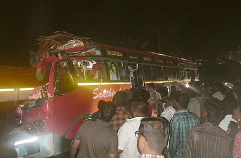 ராசிபுரம் அருகே பேருந்து - லாரி மோதி விபத்து: மூவர் உயிரிழப்பு; 18 பேர் காயம்