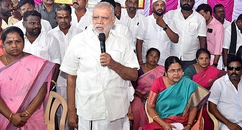 திண்டுக்கல் பிள்ளையார்நத்தத்தில் நடந்த சிறப்பு கிராம சபைக் கூட்டத்தில் அமைச்சர் ஐ.பெரியசாமி உரையாற்றினார்.