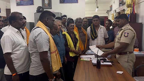மேட்டுப்பாளையம் காவல் நிலையத்தில் புகார் அளித்த ஐயப்ப பக்தர்கள்.