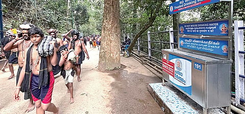 அப்பாச்சிமேடு படிப்பாதையில் பக்தர்களின் தாகம் தணிப்பதற்காக அமைக்கப்பட்டுள்ள குடிநீர் குழாய்கள்.