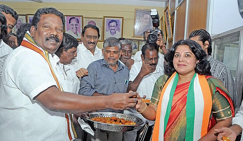 ஜார்க்கண்ட் மாநிலத்தில் ‘இண்டியா’ கூட்டணி வெற்றி பெற்றதையடுத்து, சென்னை சத்தியமூர்த்தி பவனில் தமிழ்நாடு காங்கிரஸ் கமிட்டி தலைவர் செல்வப்பெருந்தகை, நிர்வாகிகளுக்கு இனிப்பு வழங்கினார். படம்: ம.பிரபு