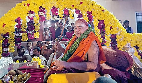 சகடபுரம் வித்யாபீடத்துக்கு வருகை புரிந்த காஞ்சி சங்கர மடத்தின் பீடாதிபதி  விஜயேந்திர சரஸ்வதி சுவாமிகளை பல்லக்கில் எழுந்தருளச் செய்து, உற்சாக வரவேற்பு அளிக்கப்பட்டது.