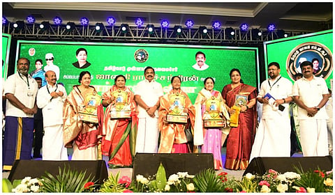 ஜானகி நூற்றாண்டு விழா: உடன் பயணித்த திரைக்கலைஞர்களை கவுரவித்த இபிஎஸ்