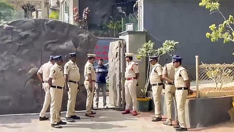 ராம் கோபால் வர்மா வீடு முன்பு காவல் துறையினர்.