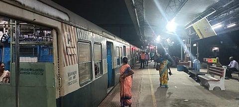 திருவொற்றியூரில் சிக்னல் கோளாறு: கும்மிடிப்பூண்டி - சென்னை ரயில் சேவை பாதிப்பு